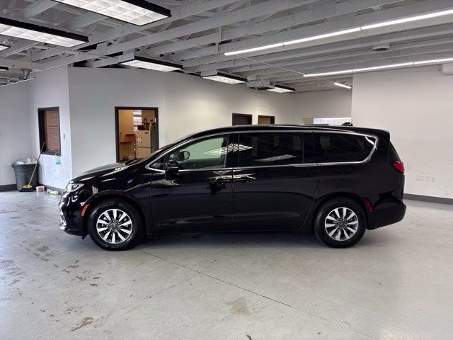 2024 Diamond Black Crystal Pearlcoat Chrysler Pacifica Hybrid Select FWD Van