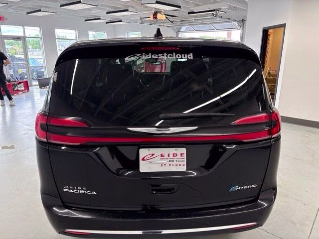 2024 Diamond Black Crystal Pearlcoat Chrysler Pacifica Hybrid Select FWD Van