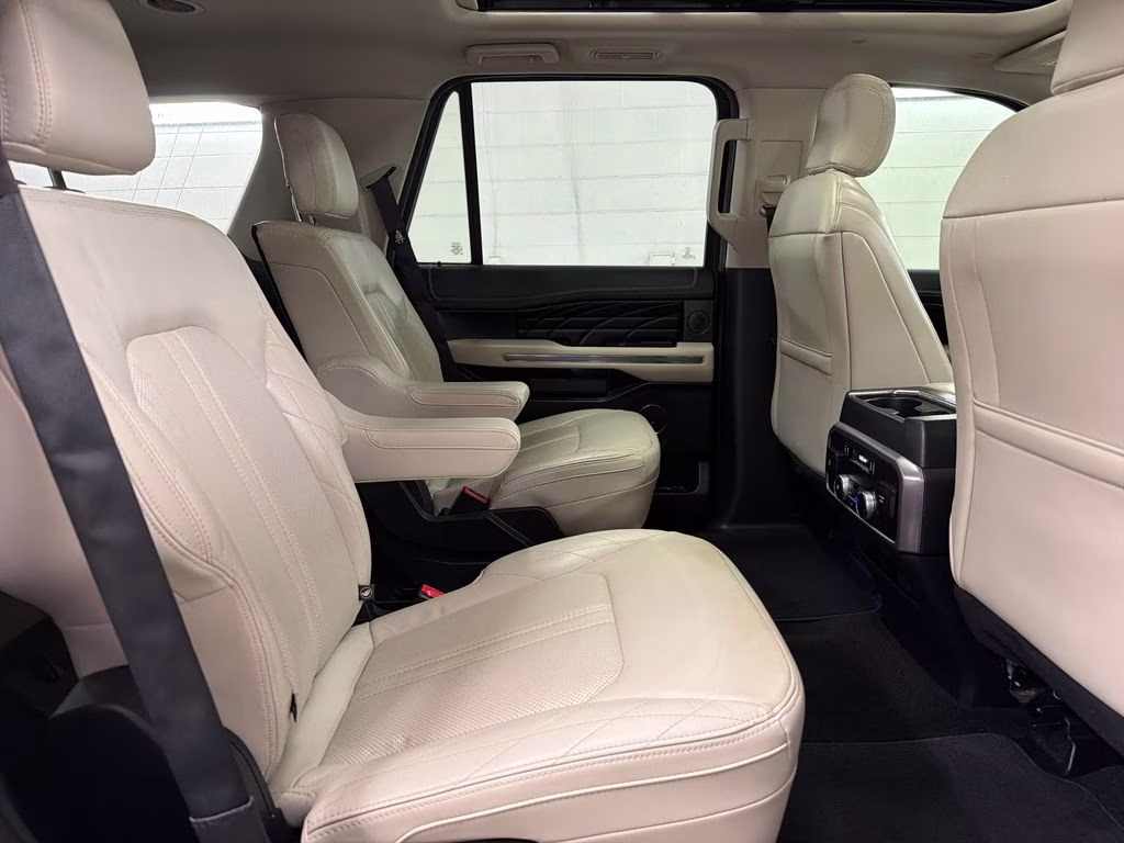 2019 White Platinum Clearcoat Metallic Ford Expedition Platinum RWD SUV