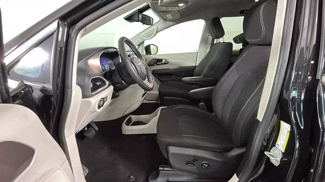 2023 Brilliant Black Crystal Pearlcoat Chrysler Voyager LX FWD Van