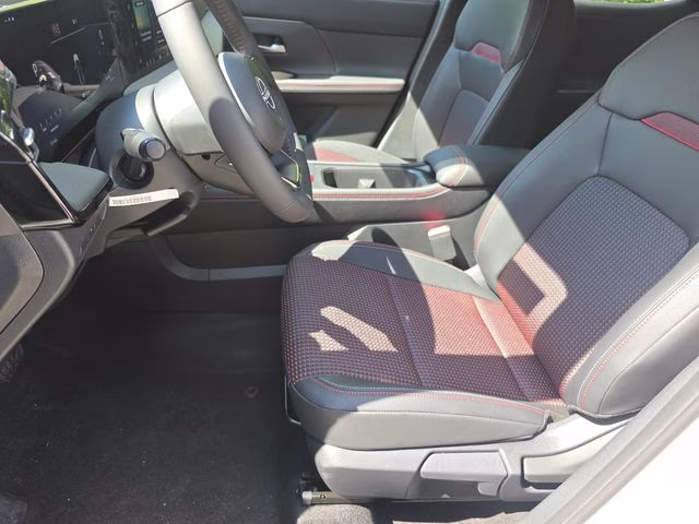 2026 Aspen White/Super Black Nissan Kicks SR AWD SUV