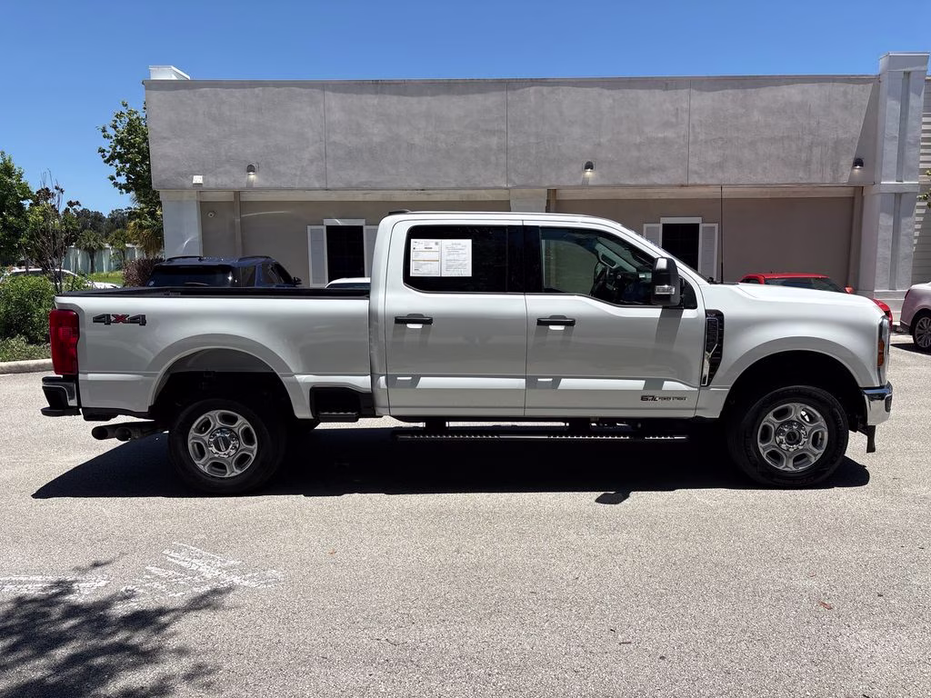 2025 Oxford White Ford Super Duty F-250 SRW XLT 4X4 Truck