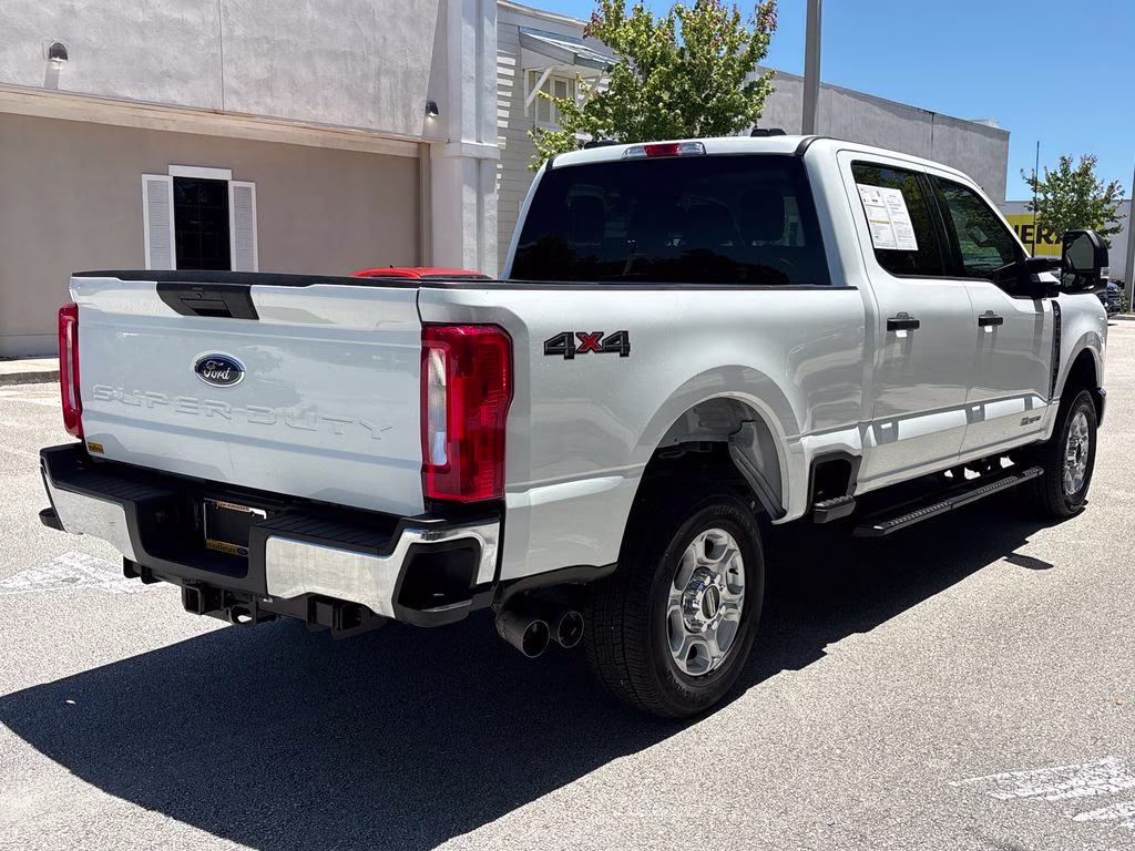 2025 Oxford White Ford Super Duty F-250 SRW XLT 4X4 Truck