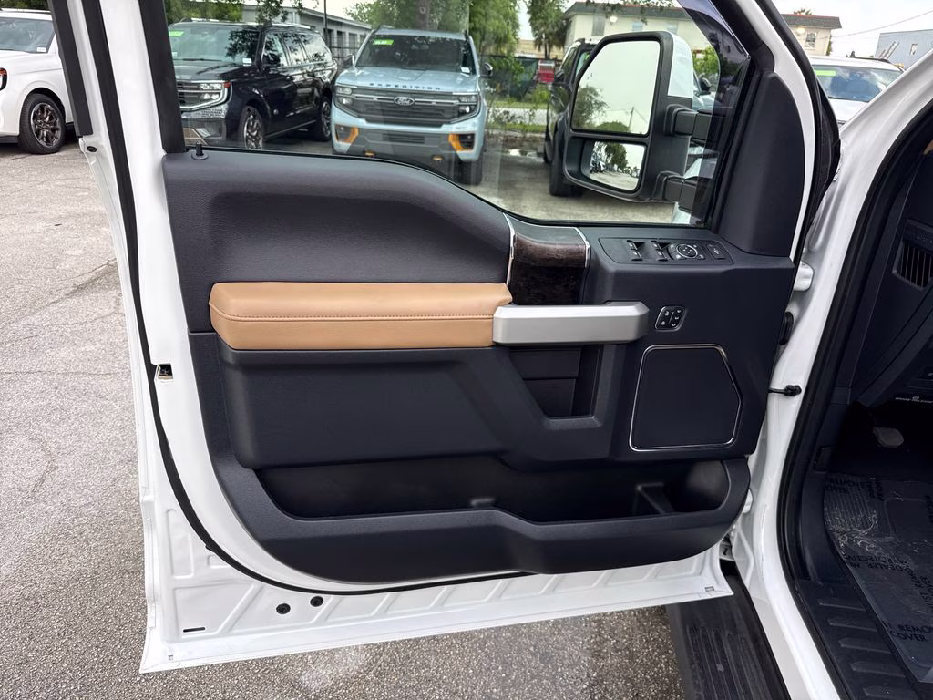 2022 Star White Metallic Tri-Coat Ford Super Duty F-250 SRW Lariat 4X4 Truck