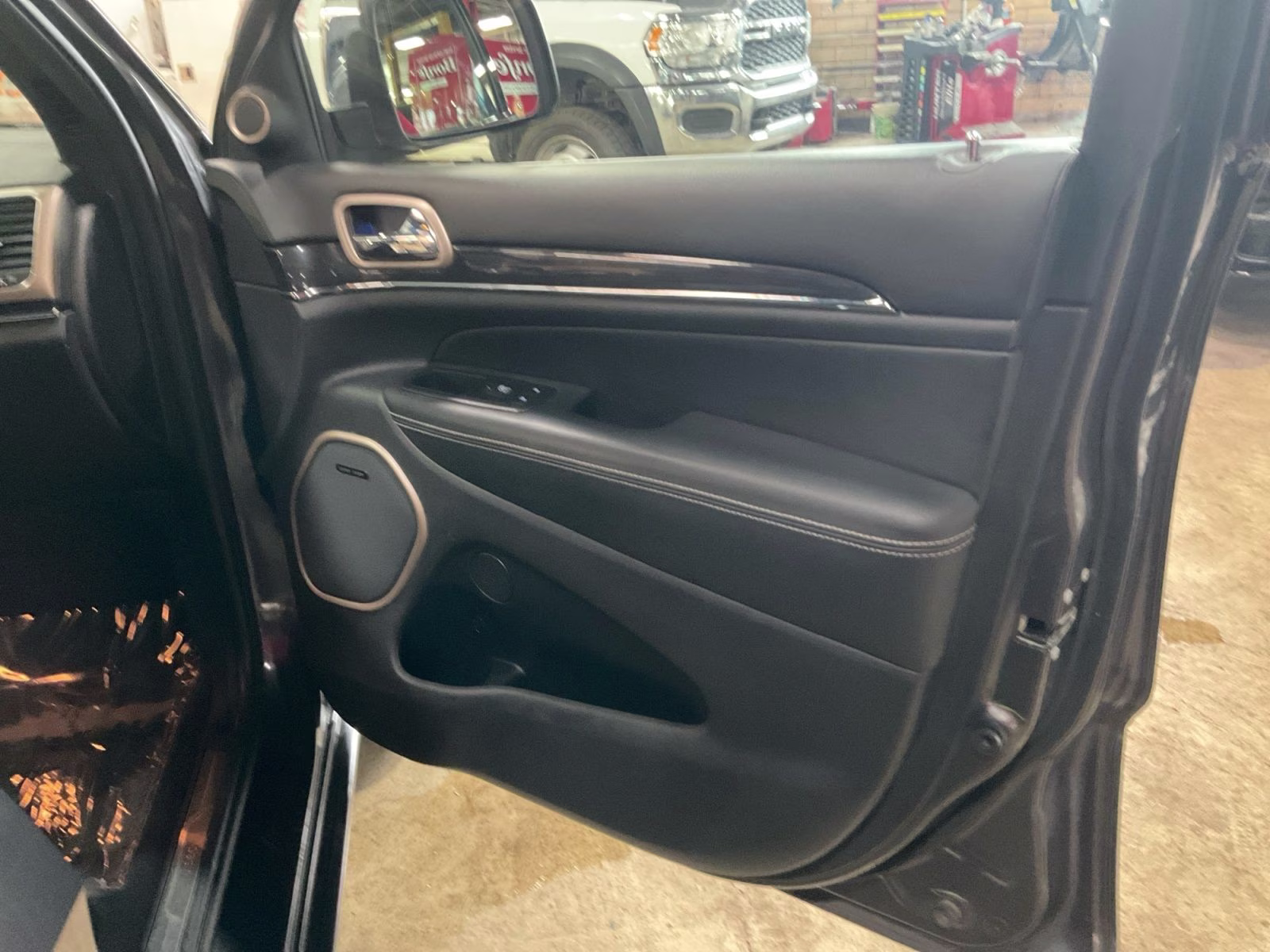 2016 Granite Crystal Metallic Clearcoat Jeep Grand Cherokee Overland 4X4 SUV
