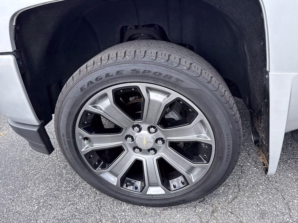 2018 Silver Ice Metallic Chevrolet Silverado 1500 LT 4X4 Truck