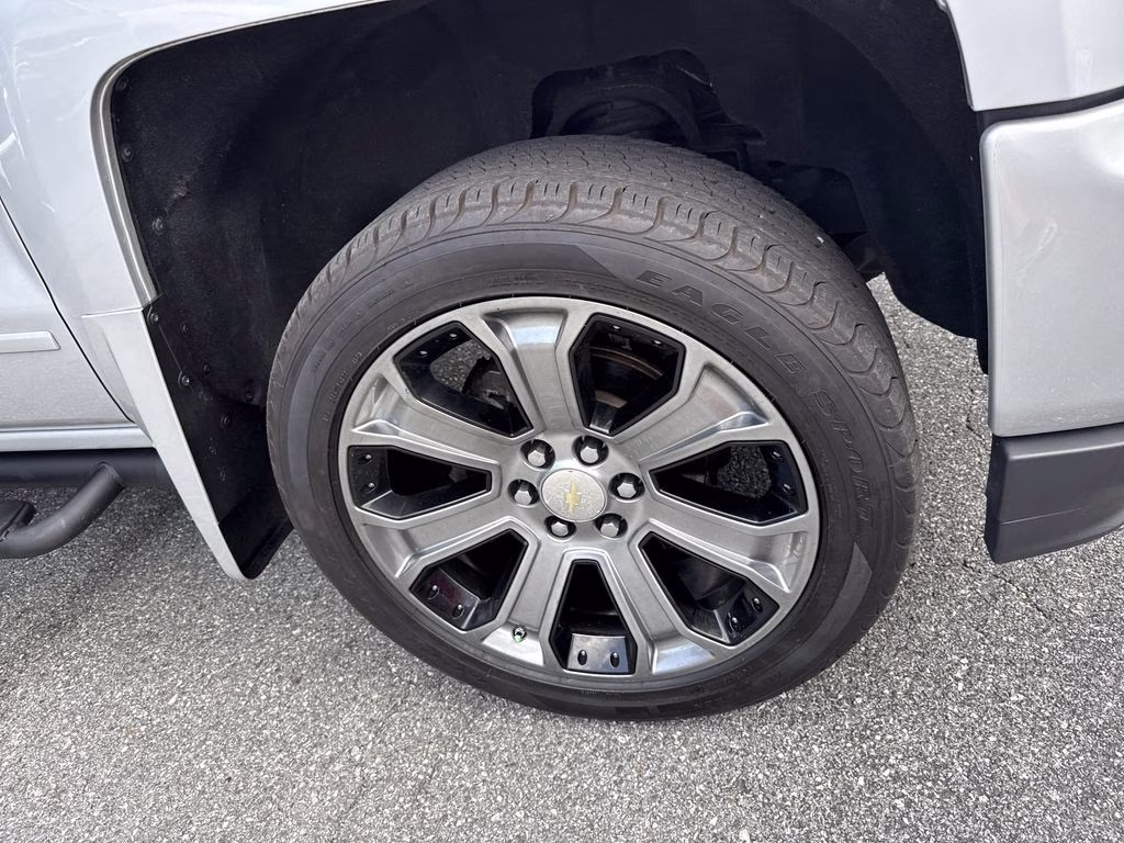 2018 Silver Ice Metallic Chevrolet Silverado 1500 LT 4X4 Truck