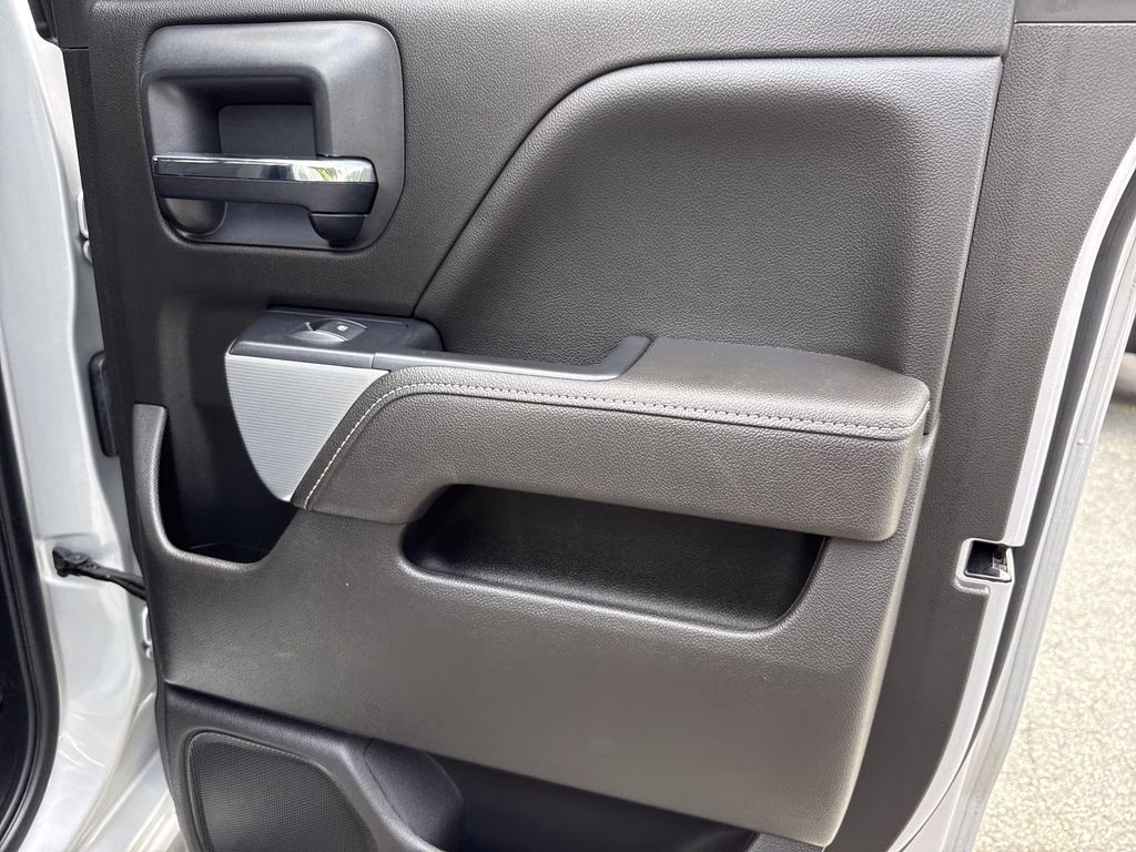 2018 Silver Ice Metallic Chevrolet Silverado 1500 LT 4X4 Truck