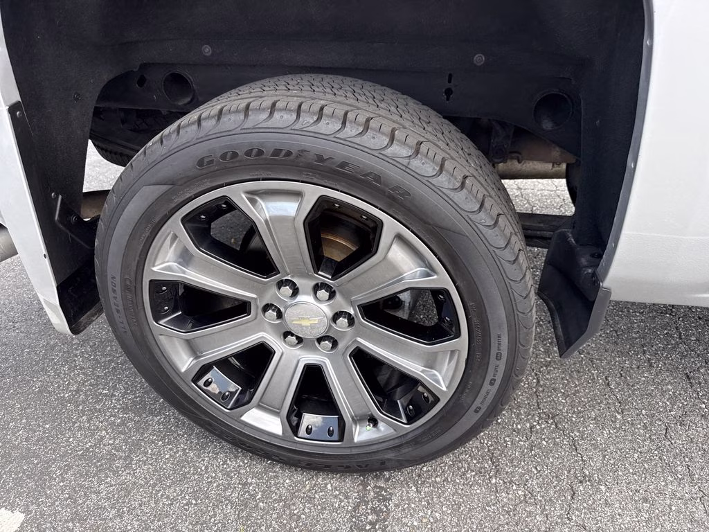 2018 Silver Ice Metallic Chevrolet Silverado 1500 LT 4X4 Truck