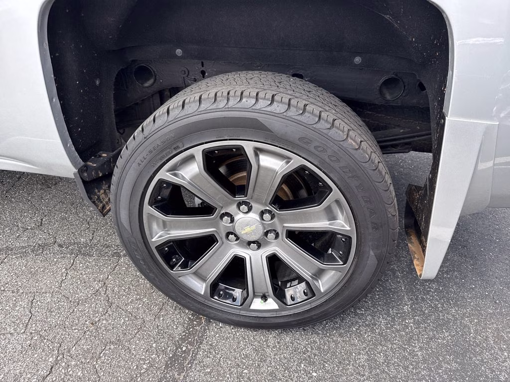 2018 Silver Ice Metallic Chevrolet Silverado 1500 LT 4X4 Truck