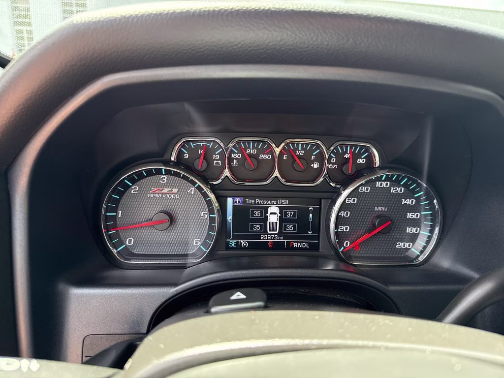 2018 Silver Ice Metallic Chevrolet Silverado 1500 LT 4X4 Truck