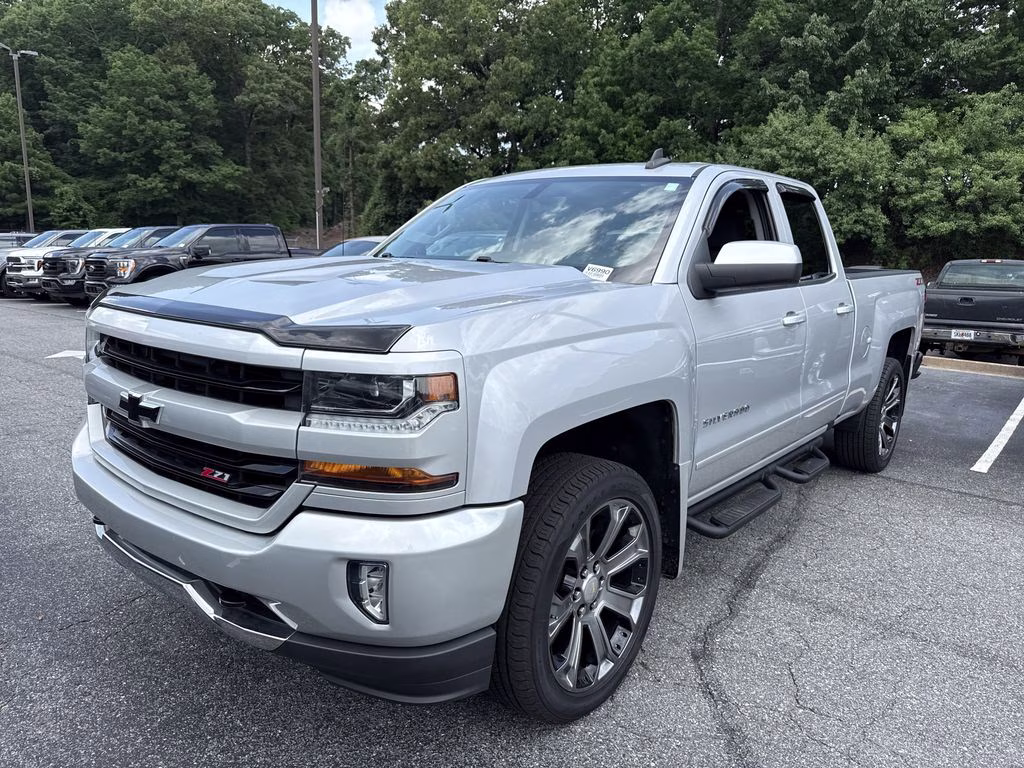 2018 Silver Ice Metallic Chevrolet Silverado 1500 LT 4X4 Truck