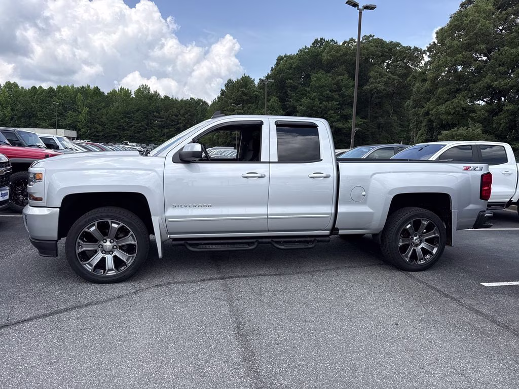 2018 Silver Ice Metallic Chevrolet Silverado 1500 LT 4X4 Truck