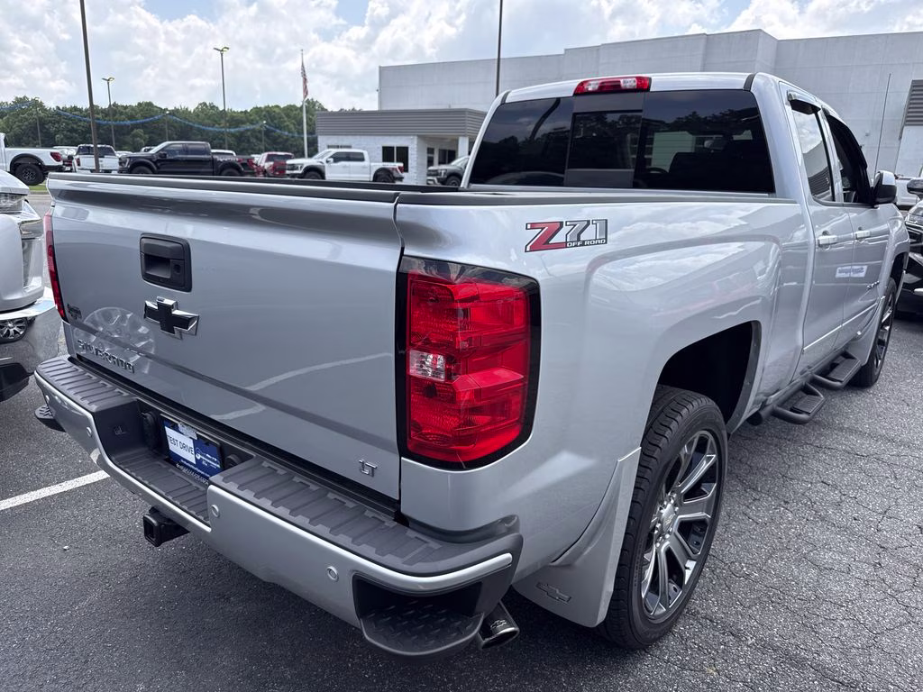 2018 Silver Ice Metallic Chevrolet Silverado 1500 LT 4X4 Truck