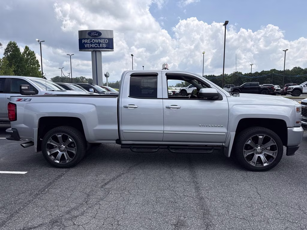 2018 Silver Ice Metallic Chevrolet Silverado 1500 LT 4X4 Truck