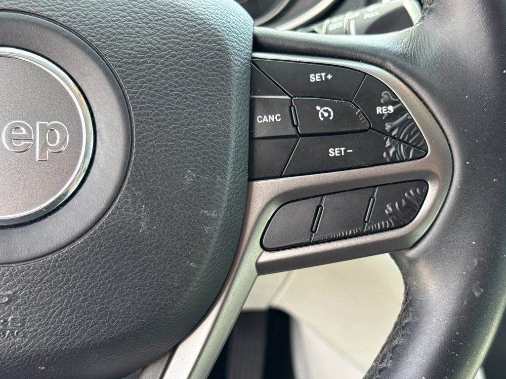 2019 Billet Silver Metallic Clearcoat Jeep Cherokee Limited FWD SUV