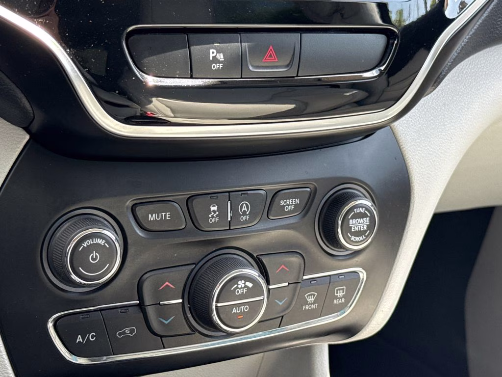 2019 Billet Silver Metallic Clearcoat Jeep Cherokee Limited FWD SUV