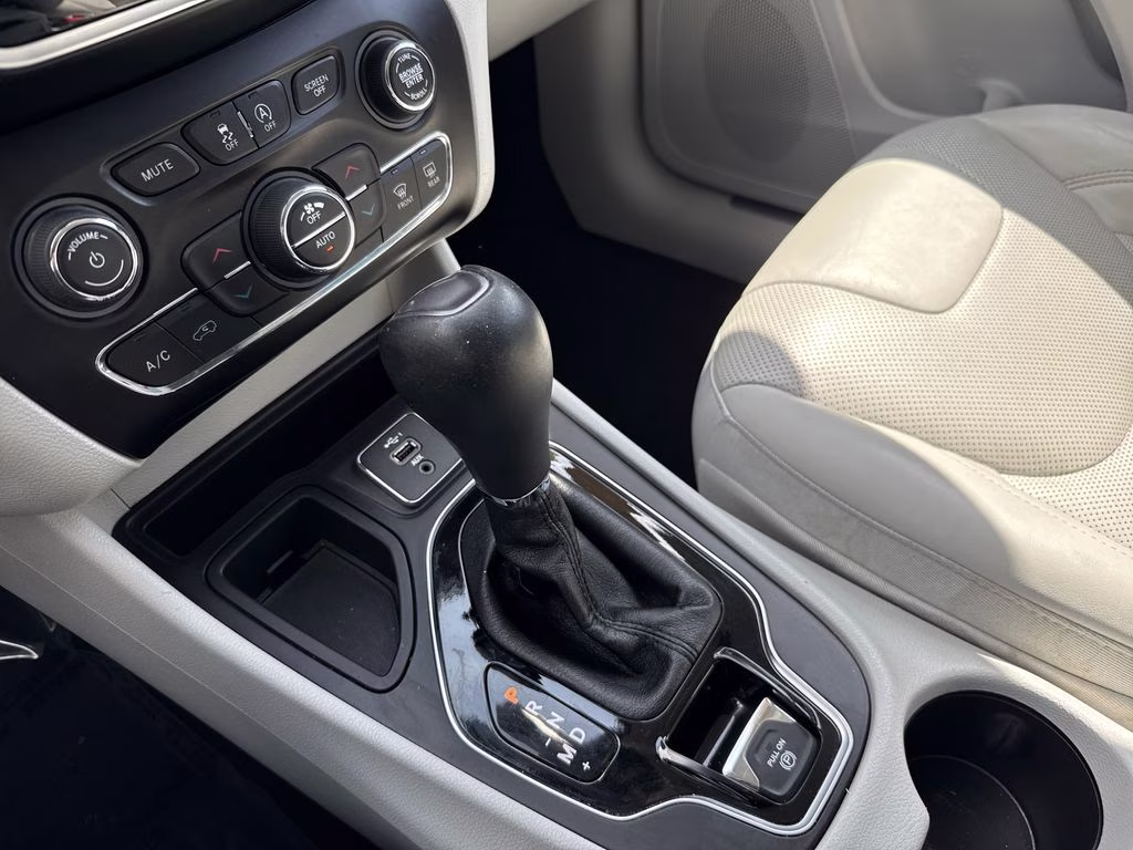2019 Billet Silver Metallic Clearcoat Jeep Cherokee Limited FWD SUV