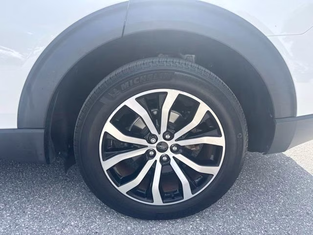 2022 Star White Metallic Tri-Coat Ford Explorer ST-Line RWD SUV