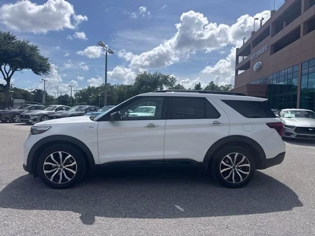 2022 Star White Metallic Tri-Coat Ford Explorer ST-Line RWD SUV
