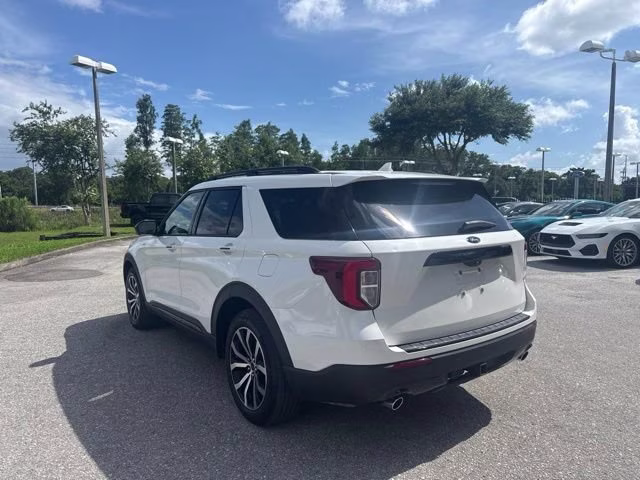 2022 Star White Metallic Tri-Coat Ford Explorer ST-Line RWD SUV