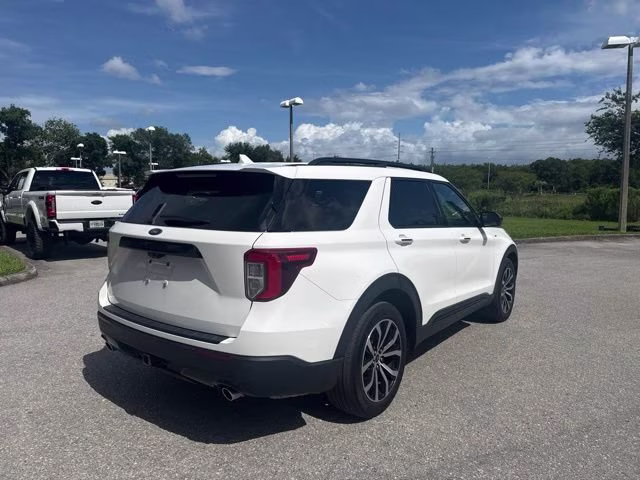 2022 Star White Metallic Tri-Coat Ford Explorer ST-Line RWD SUV