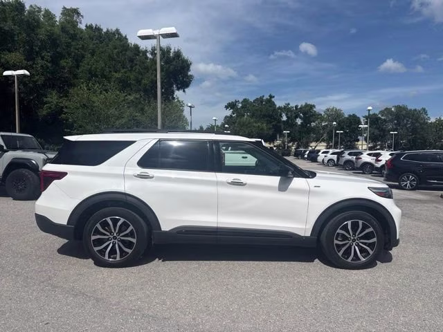 2022 Star White Metallic Tri-Coat Ford Explorer ST-Line RWD SUV