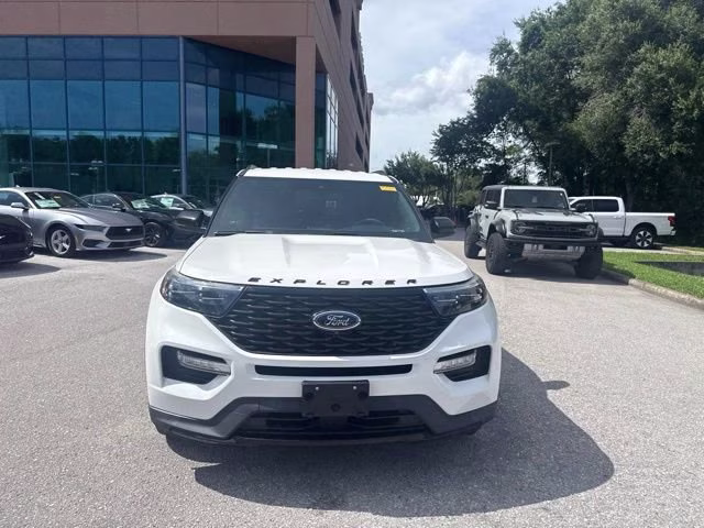 2022 Star White Metallic Tri-Coat Ford Explorer ST-Line RWD SUV