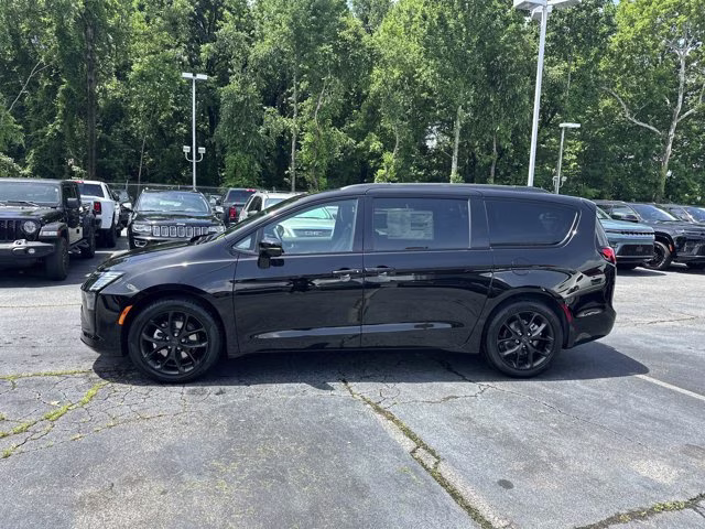 2027 Diamond Black Crystal Pearlcoat Chrysler Pacifica Limited FWD Van