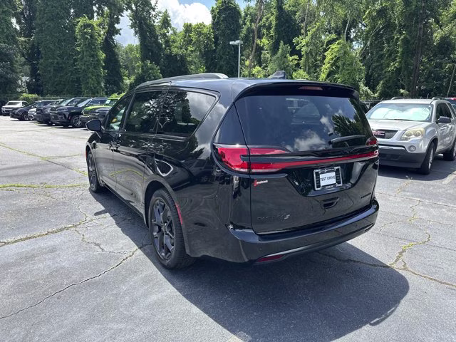 2027 Diamond Black Crystal Pearlcoat Chrysler Pacifica Limited FWD Van