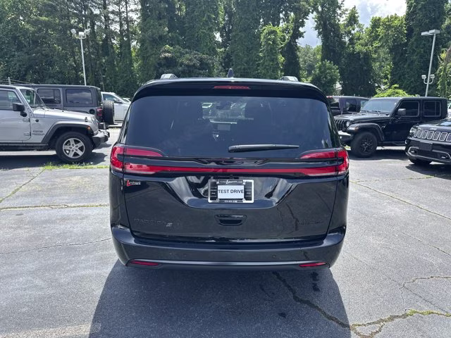 2027 Diamond Black Crystal Pearlcoat Chrysler Pacifica Limited FWD Van