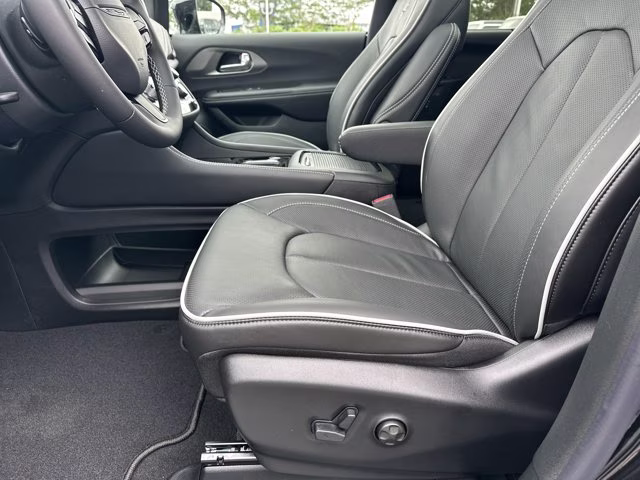 2027 Diamond Black Crystal Pearlcoat Chrysler Pacifica Limited FWD Van