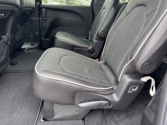2027 Diamond Black Crystal Pearlcoat Chrysler Pacifica Limited FWD Van