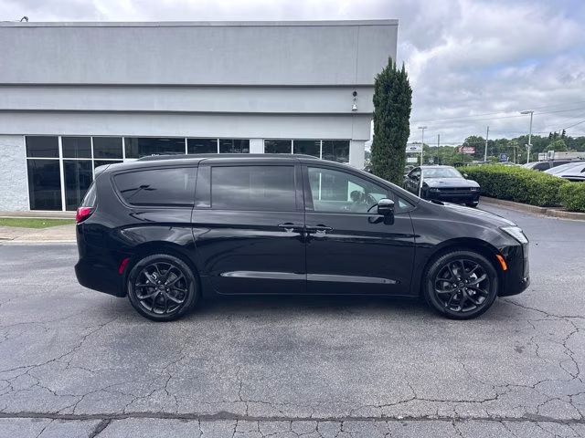 2027 Diamond Black Crystal Pearlcoat Chrysler Pacifica Limited FWD Van
