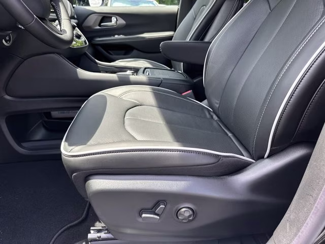 2027 Diamond Black Crystal Pearlcoat Chrysler Pacifica Limited FWD Van