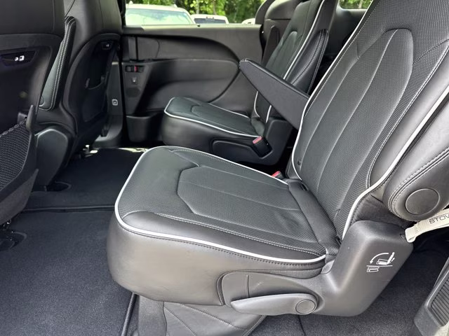 2027 Diamond Black Crystal Pearlcoat Chrysler Pacifica Limited FWD Van
