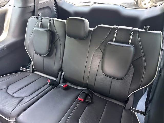 2027 Diamond Black Crystal Pearlcoat Chrysler Pacifica Limited FWD Van