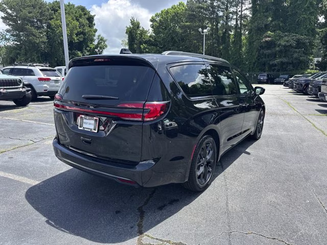 2027 Diamond Black Crystal Pearlcoat Chrysler Pacifica Limited FWD Van