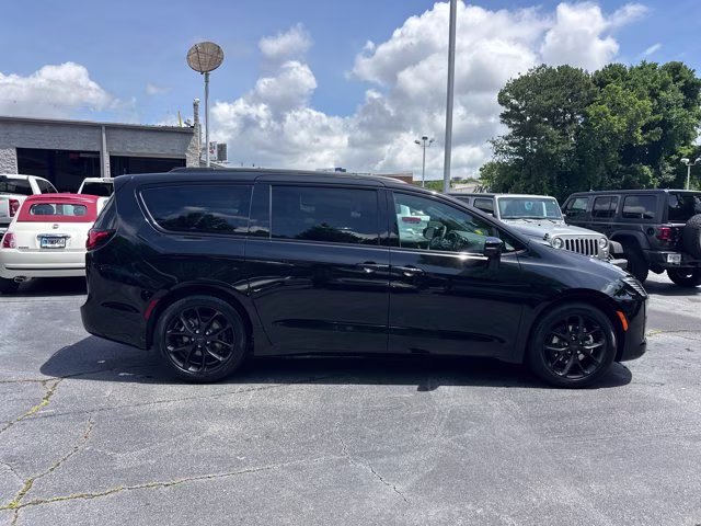 2027 Diamond Black Crystal Pearlcoat Chrysler Pacifica Limited FWD Van