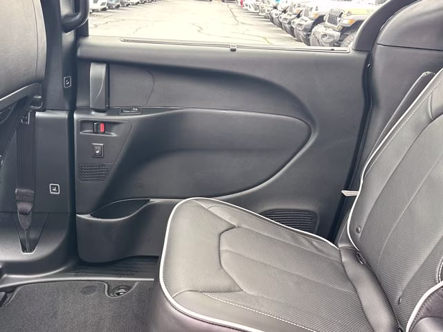 2027 Diamond Black Crystal Pearlcoat Chrysler Pacifica Limited FWD Van