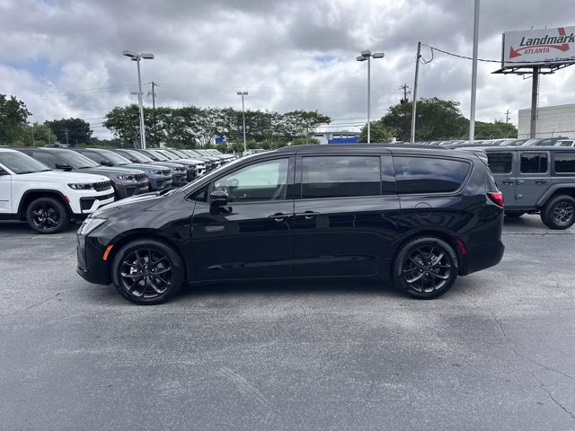 2027 Diamond Black Crystal Pearlcoat Chrysler Pacifica Limited FWD Van