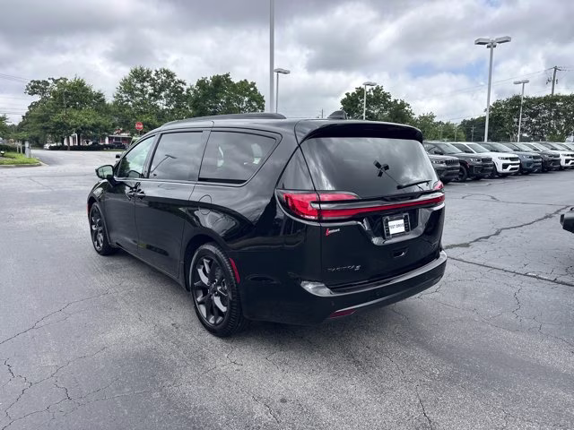2027 Diamond Black Crystal Pearlcoat Chrysler Pacifica Limited FWD Van