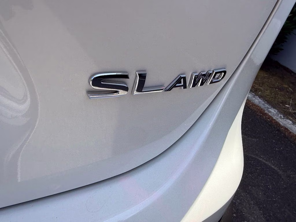 2022 Pearl White Tricoat Nissan Rogue Sport SL AWD SUV
