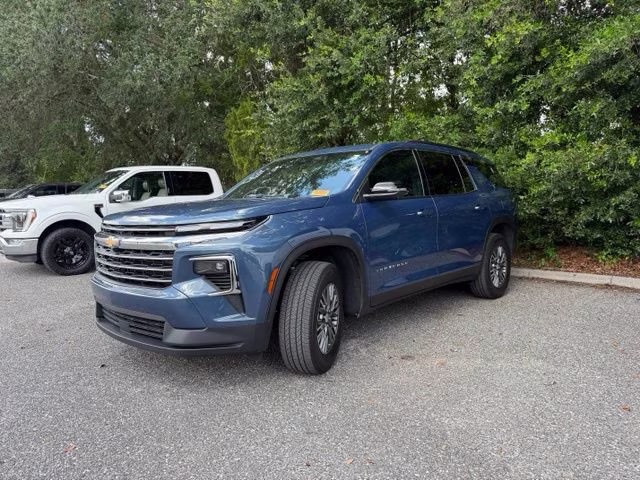 2025 Lakeshore Blue Metallic Chevrolet Traverse LT FWD SUV