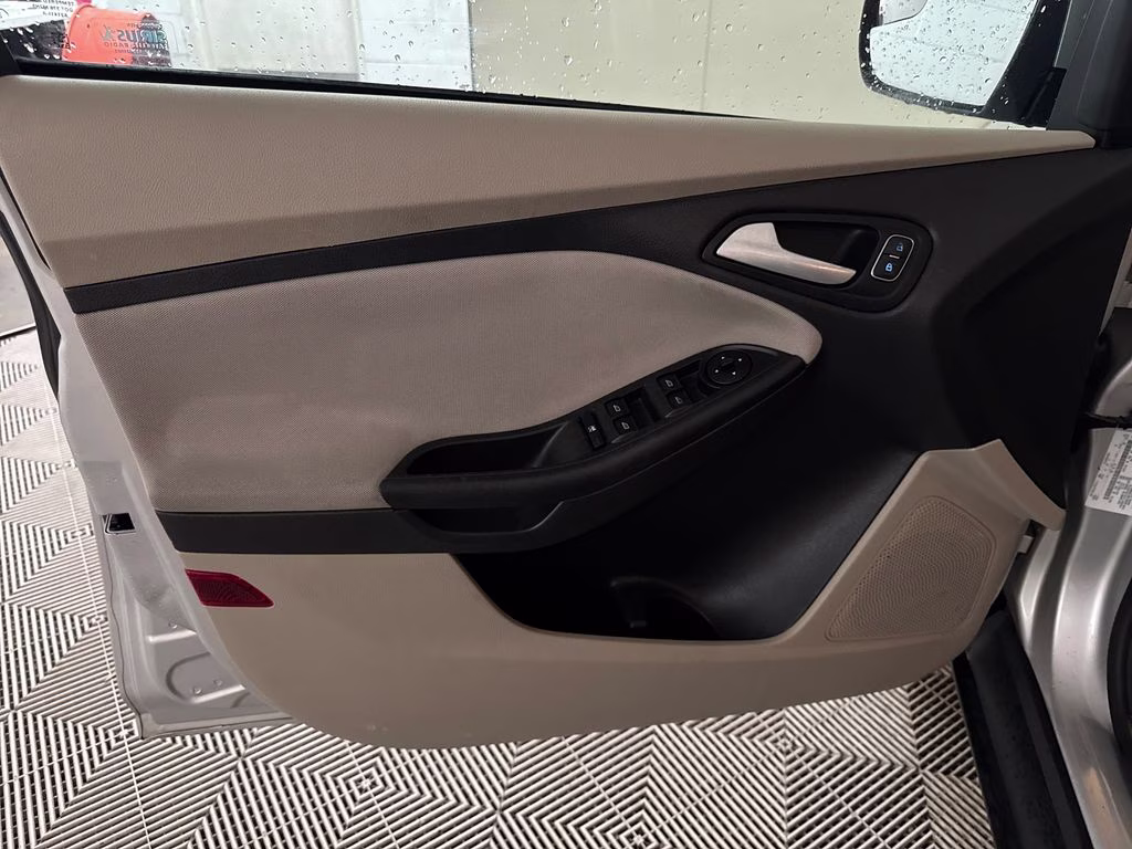 2015 Ingot Silver Ford Focus SE FWD Sedan