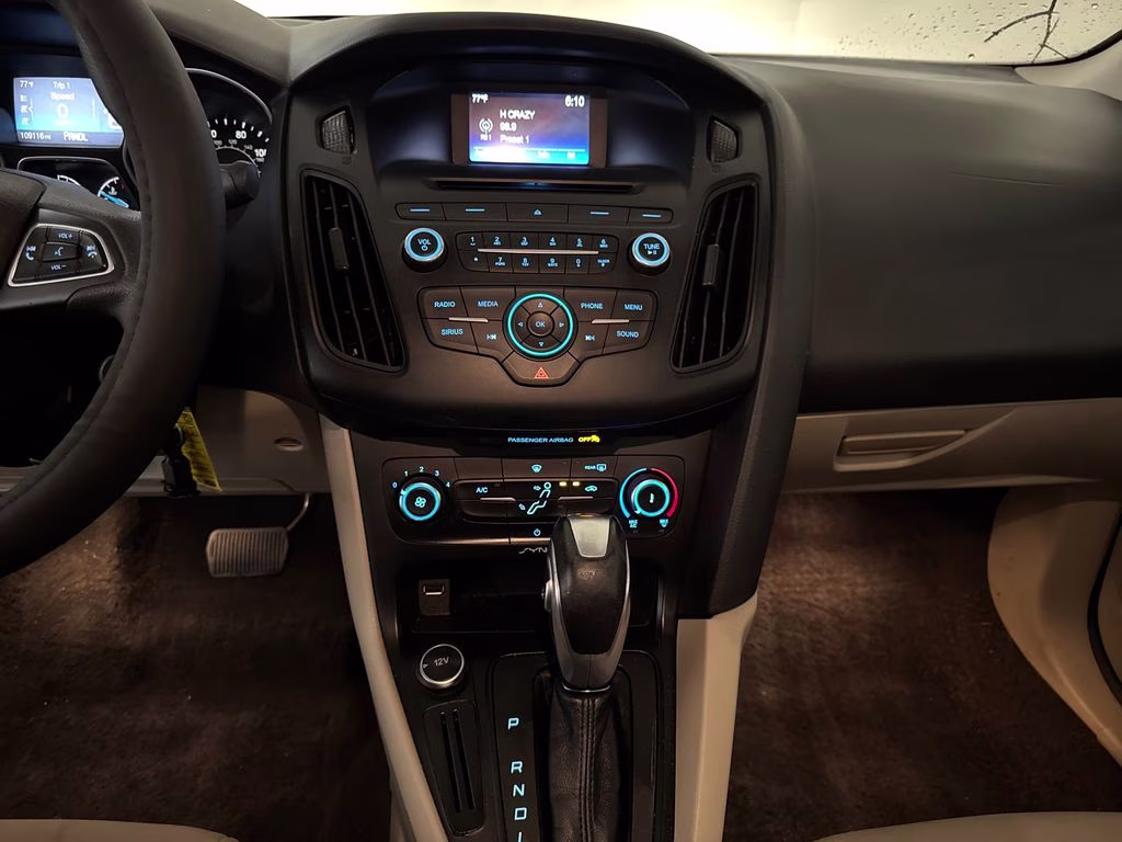 2015 Ingot Silver Ford Focus SE FWD Sedan