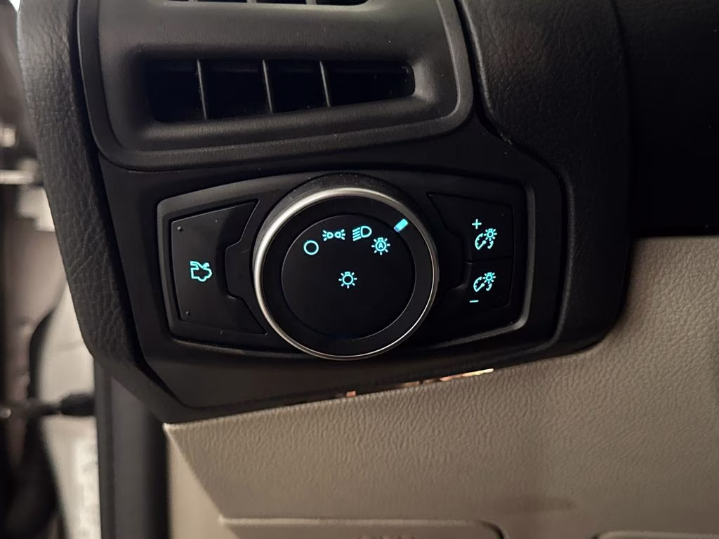 2015 Ingot Silver Ford Focus SE FWD Sedan