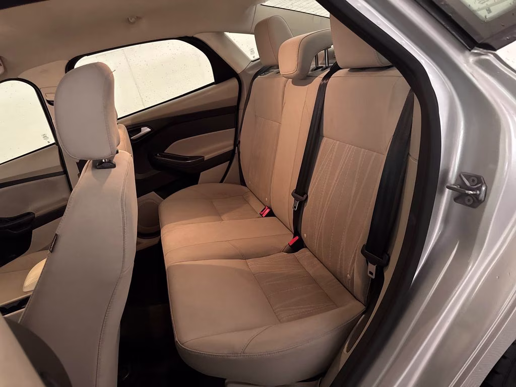 2015 Ingot Silver Ford Focus SE FWD Sedan