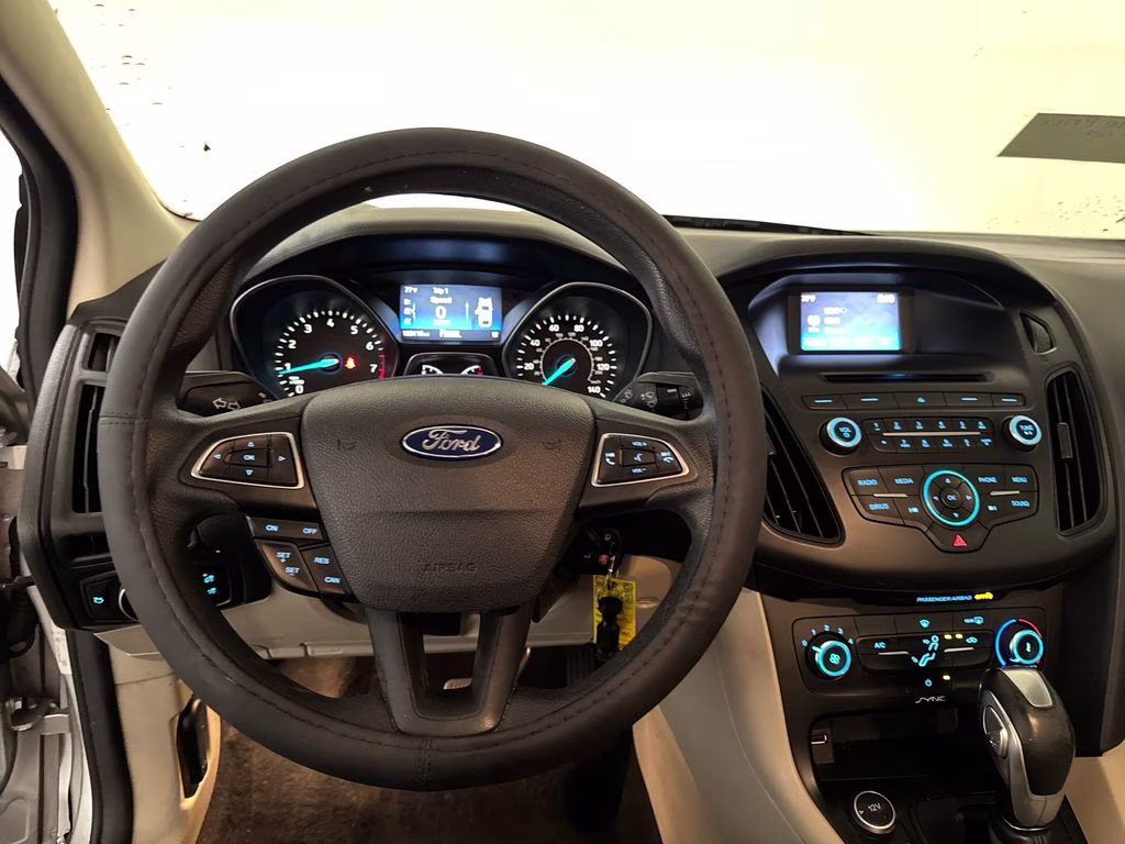 2015 Ingot Silver Ford Focus SE FWD Sedan