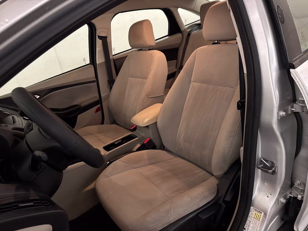 2015 Ingot Silver Ford Focus SE FWD Sedan